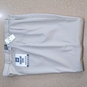 NWT Dockers Signature Khaki Classic Fit size 44/30